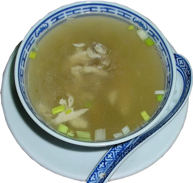 Sopa de pollo con fideos chinos